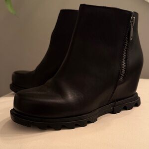 Sorel Black Ankle Boots with Rugged Sole